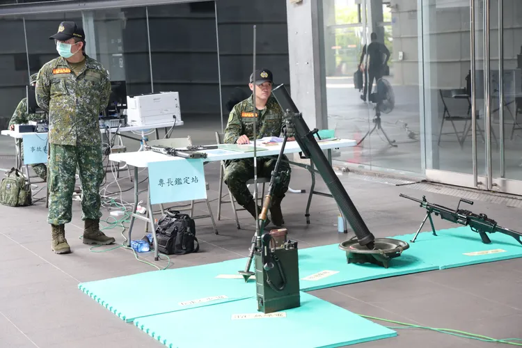 14天後備教召報到，7日在台北市內湖區的北市網球中心舉行，戰鬥裝備展示包括81迫擊炮、M249班用機槍、T-91步槍，以及37C無線電機。李俊毅攝