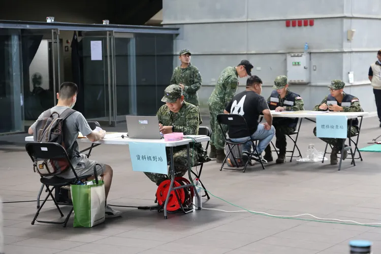 14天後備教召報到，7日在台北市內湖區的北市網球中心舉行，召員陸續辦理報到。李俊毅攝