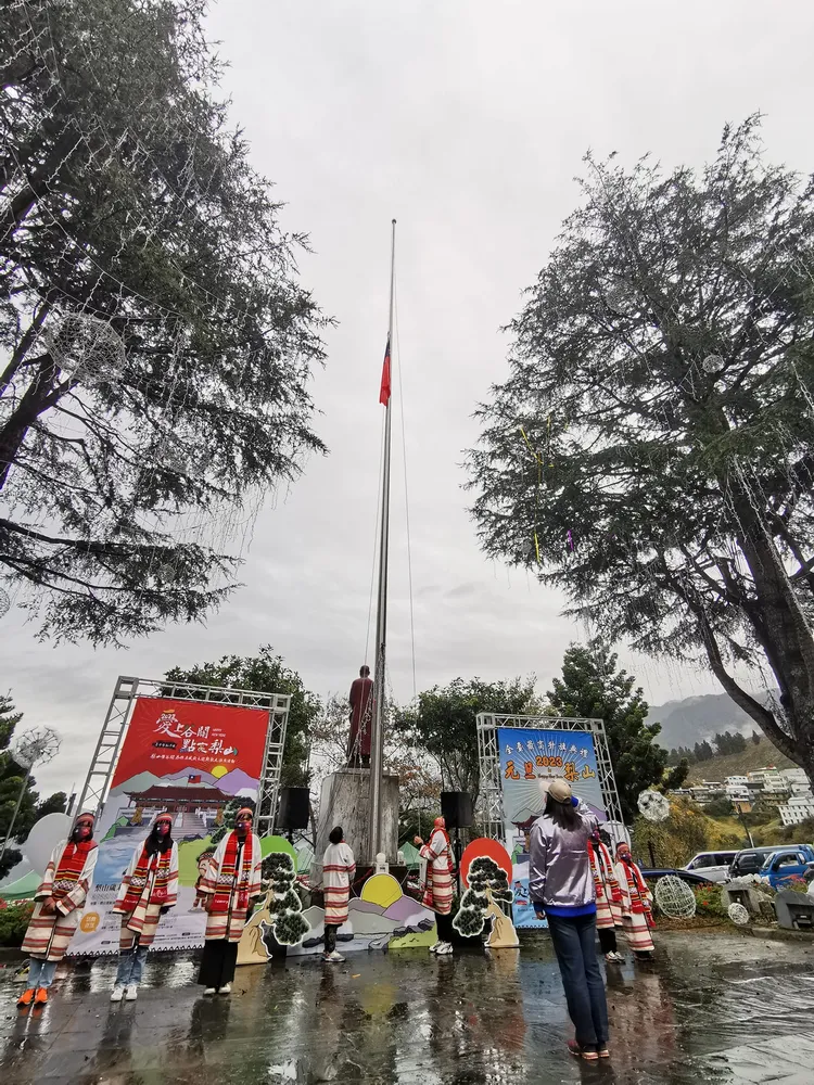 梨山居民每年都在蔣中正銅像前舉辦升旗典禮。翻攝梨山賓館臉書