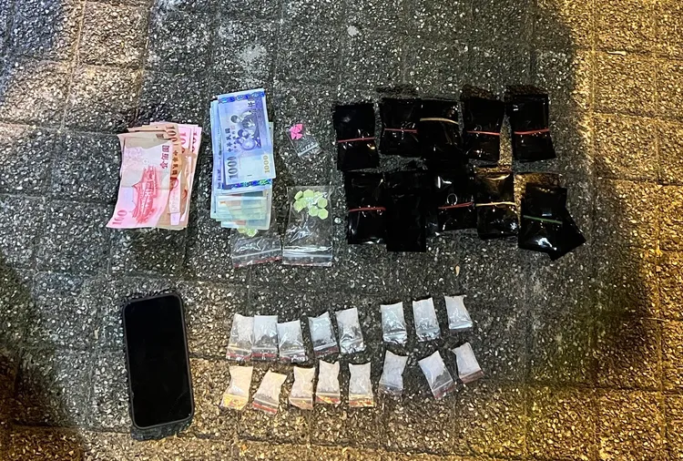 倪嫌機車內紙袋藏有50多包毒品咖啡包、10多包K他命，以及數顆毒品哈密瓜錠，還有現金1萬5000多元。翻攝畫面