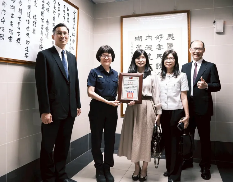 內湖分局長蕭惠珠代表致贈感謝狀。警方提供