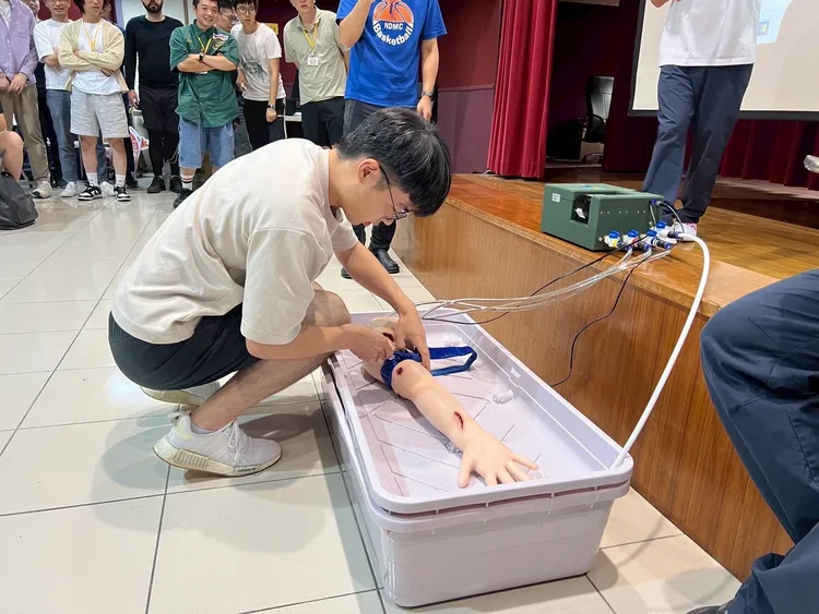 使用AIX STS止血訓練系統，讓學員體驗真實止血感受。警方提供