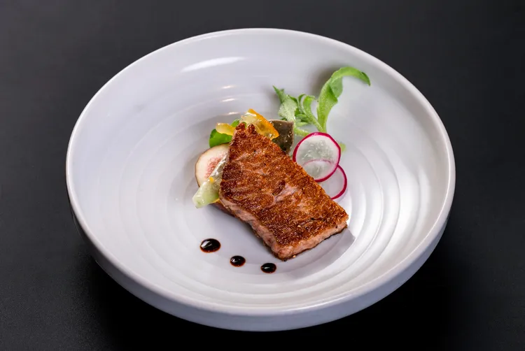 大倉久和黑鮪季山里乾煎鮪魚下巴。業者提供