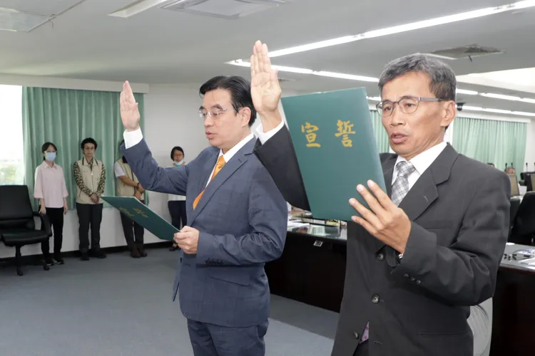 蒙志成（左）去年７月就任研考會主委，今天他提出辭呈，黃偉哲火速批准。南市府提供