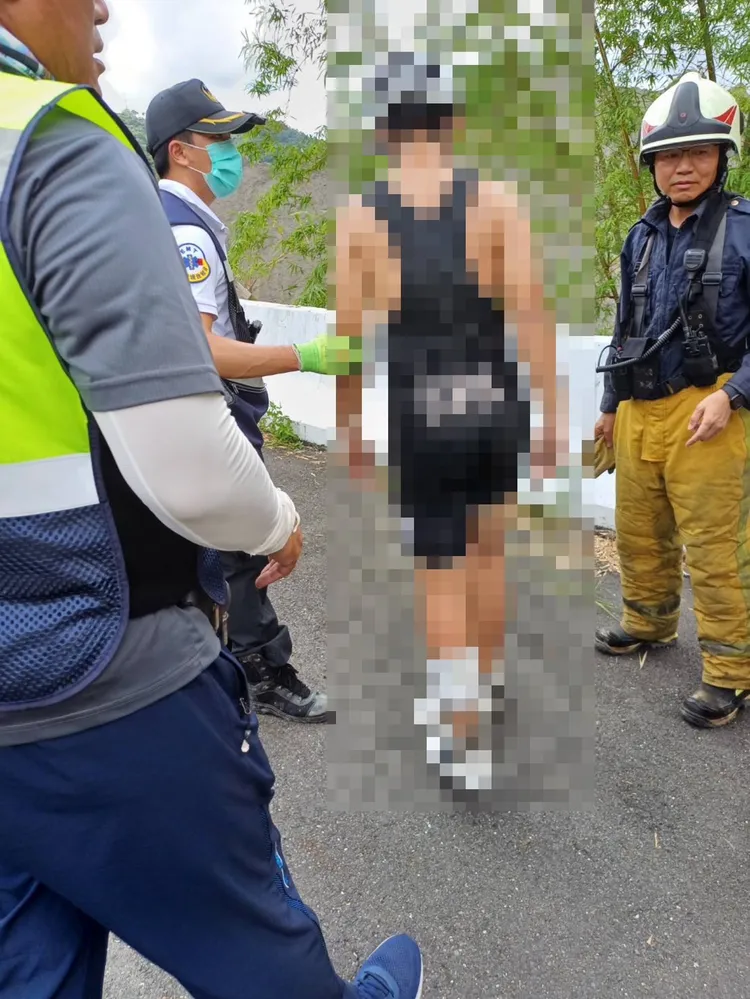 單車選手翻落邊坡，造成左腳受傷。翻攝畫面