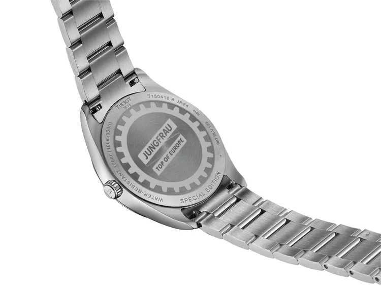 PR100系列錶殼底蓋鐫刻「少女峰鐵路」官方標誌，並環繞代表鐵路的齒軌圖案。品牌提供