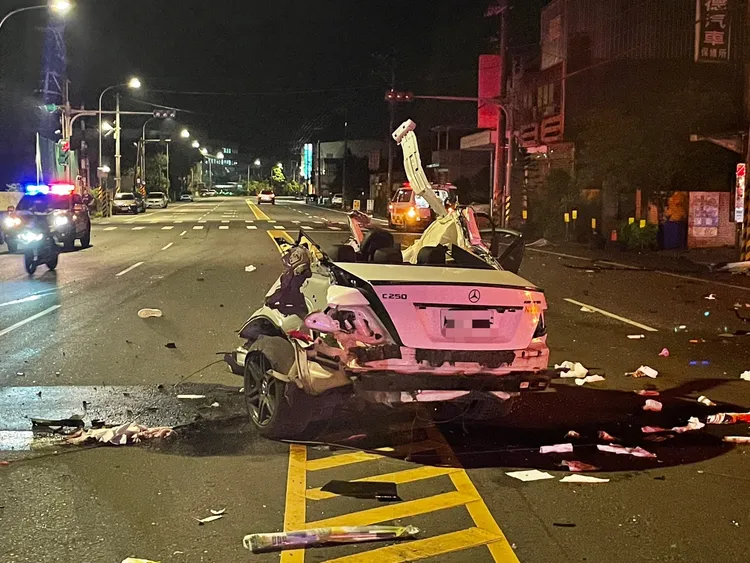 賓士車撞成廢鐵。楊梅警分局提供