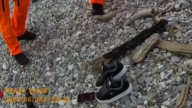 花蓮化仁海堤岸際發現林女的鞋子。民眾提供