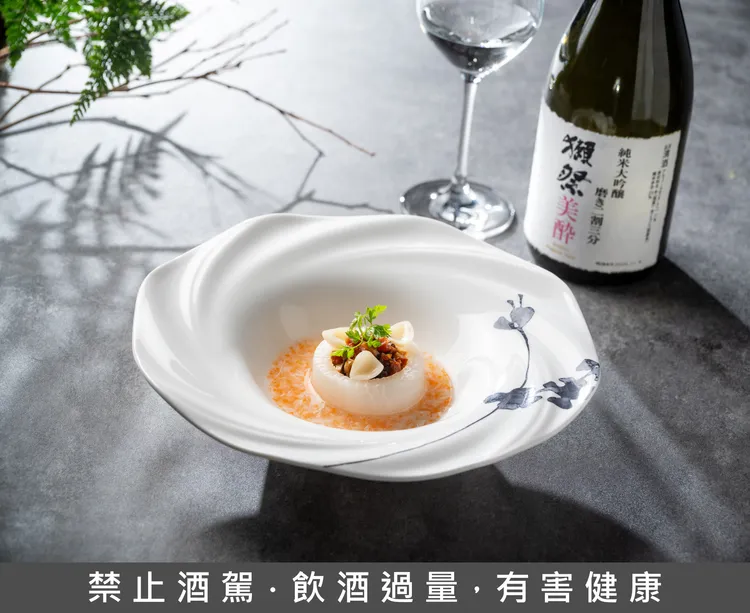 雅閣x獺祭「酩饗之夜」餐酒饗宴，「珊瑚百合燴玉環」搭配《獺祭 美醉 二割三分》，以「美醉」風尚封存「微醺」的豐沛吟釀香氣。台北文華東方酒店提供