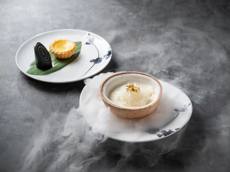 雅閣x獺祭「酩饗之夜」餐酒饗宴，「椰皇燕窩燉蛋白」質地滑嫩帶著雅緻甜意，感受奢華味蕾的極致品味。台北文華東方酒店提供