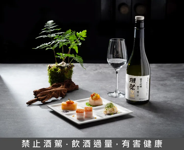 雅閣x獺祭「酩饗之夜」餐酒饗宴，「海膽戈渣．脆皮燒腩仔．油泡鮮元貝．涼拌象拔蚌」搭配「獺祭 早田 二割三分」，其香氣華麗且口感純淨，並帶有微氣泡感，完美契合海味的鮮甜與酒香的優雅韻味。台北文華東方酒店提供