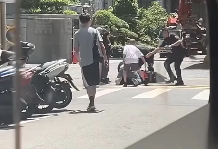 刑事局內的員警衝出勸阻。翻攝自黑色豪門