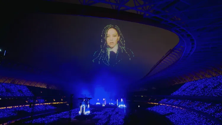 無人機組合出張惠妹巨型肖像，相當壯觀。翻攝萬莉微博