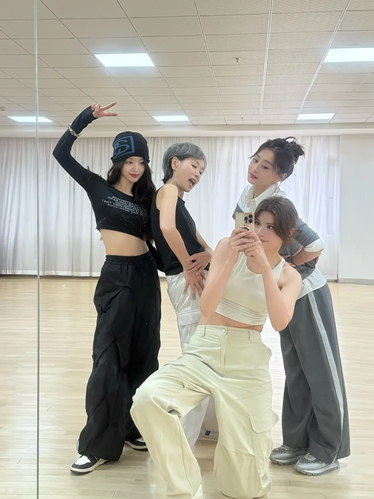 陳德容（右起）、卡琳娜、葉童、吳宣儀加緊排練將於總決賽表演的《看我七十二變》。翻攝吳宣儀微博