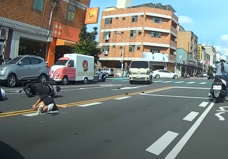 張姓男童鞋子都被撞飛，倒地哀號。翻攝「WoWtchout - 地圖型行車影像分享平台」