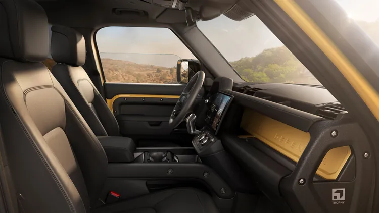 車艙內部則選用高質感檀木黑Windsor真皮座椅，內嵌Trophy專屬發光門檻與雷射蝕刻徽飾，彰顯獨一無二的身份與榮譽。原廠照片