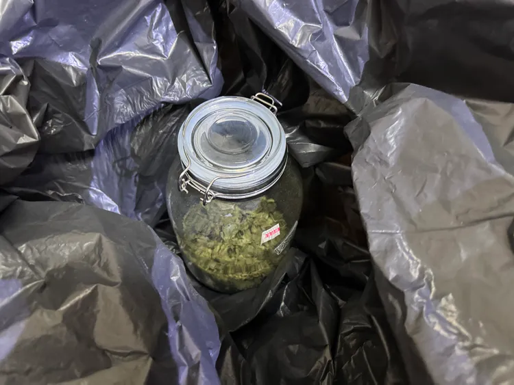 玻璃瓶裝大麻花。翻攝畫面