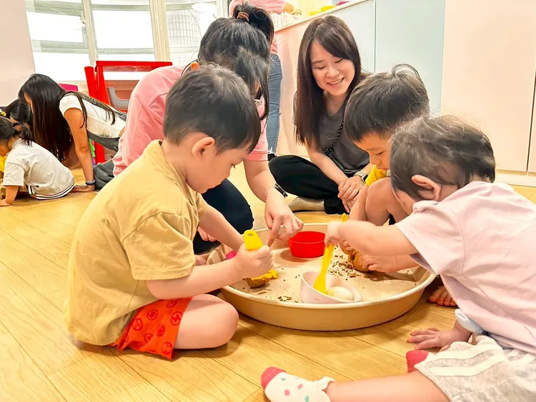 台北凱達大飯店暑期加碼，凡入住「手牽手．玩創意」專案，房客可免費預約「玩聚腦親子玩習所」親子互動體驗課程(每日限量，須提前預約)。台北凱達大飯店提供