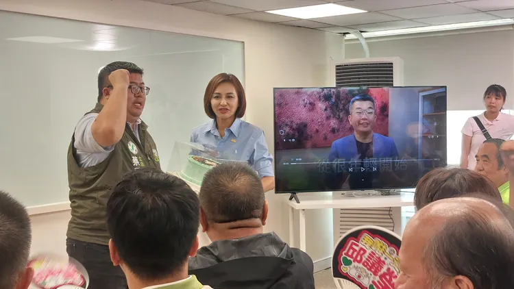 立委黃捷送蛋糕，嘉義縣立委蔡易餘專程來祝賀。凃建豐攝