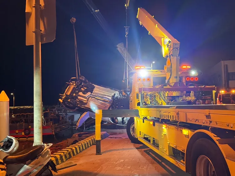 相關單位將車子打撈上岸， 確認無人傷亡。民眾提供