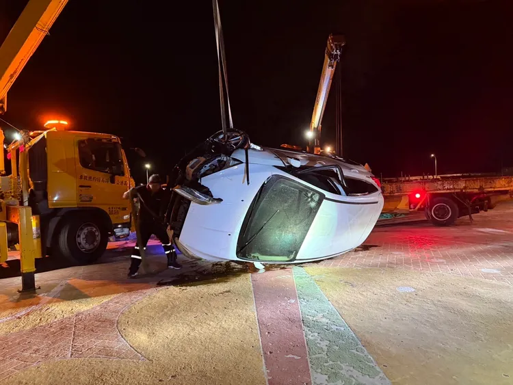 龍鳳漁港車子落海，竟是駕駛下車打電話，車子未置入P檔。民眾提供