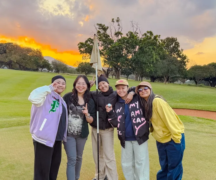 阿爆（右）在當地體驗打高爾夫球。Nanguaq那屋瓦提供