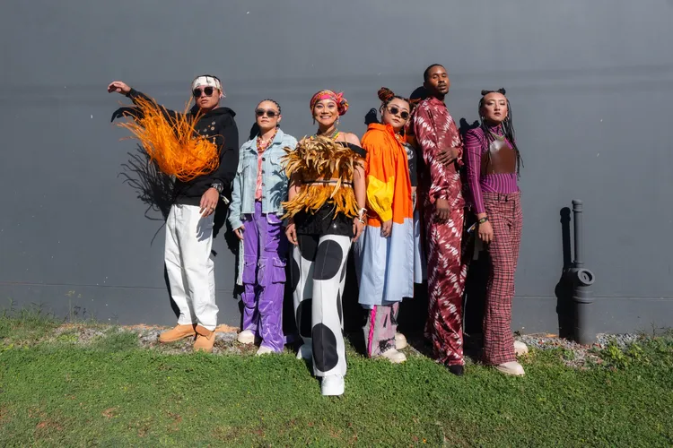 阿爆（左2）率那屋瓦少女隊與南非歌手合作。Nanguaq那屋瓦提供