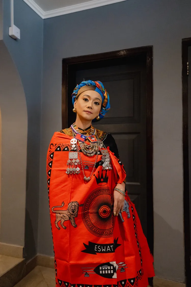  阿爆穿上當地傳統特色服飾演出。Nanguaq那屋瓦提供