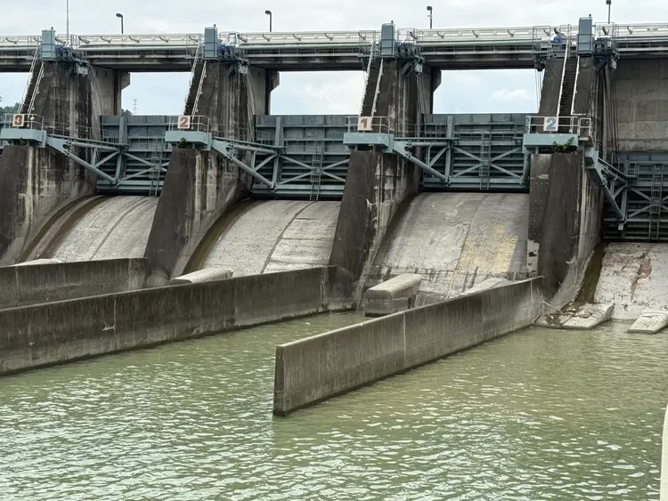 石岡壩保全人員在一號匣門處發現女裸屍。民眾提供