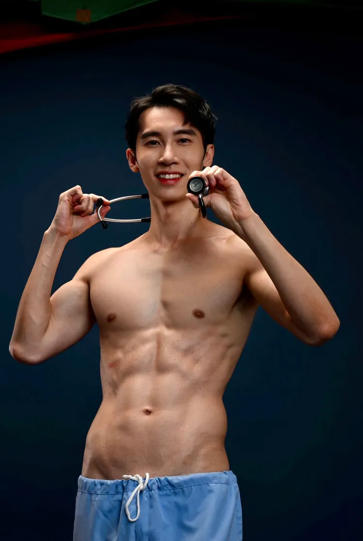 蕭捷健超低腰褲讓網驚快掉下來。翻攝蕭捷健臉書