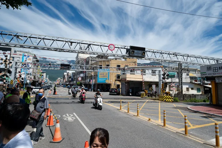 交委會現勘花蓮市建國路平交道。交通部提供