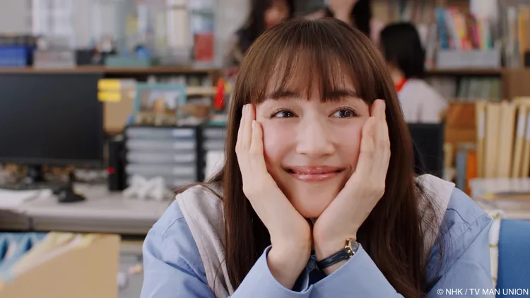 綾瀨遙劇中擔心孤獨死，預先安排好自己的身後事。Hami Video提供