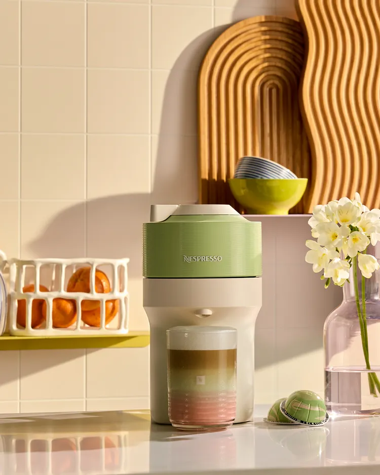 Nespresso 推出Vertuo POP開心果綠色咖啡機，明亮清新的色調，增添夏日居家氛圍。業者提供