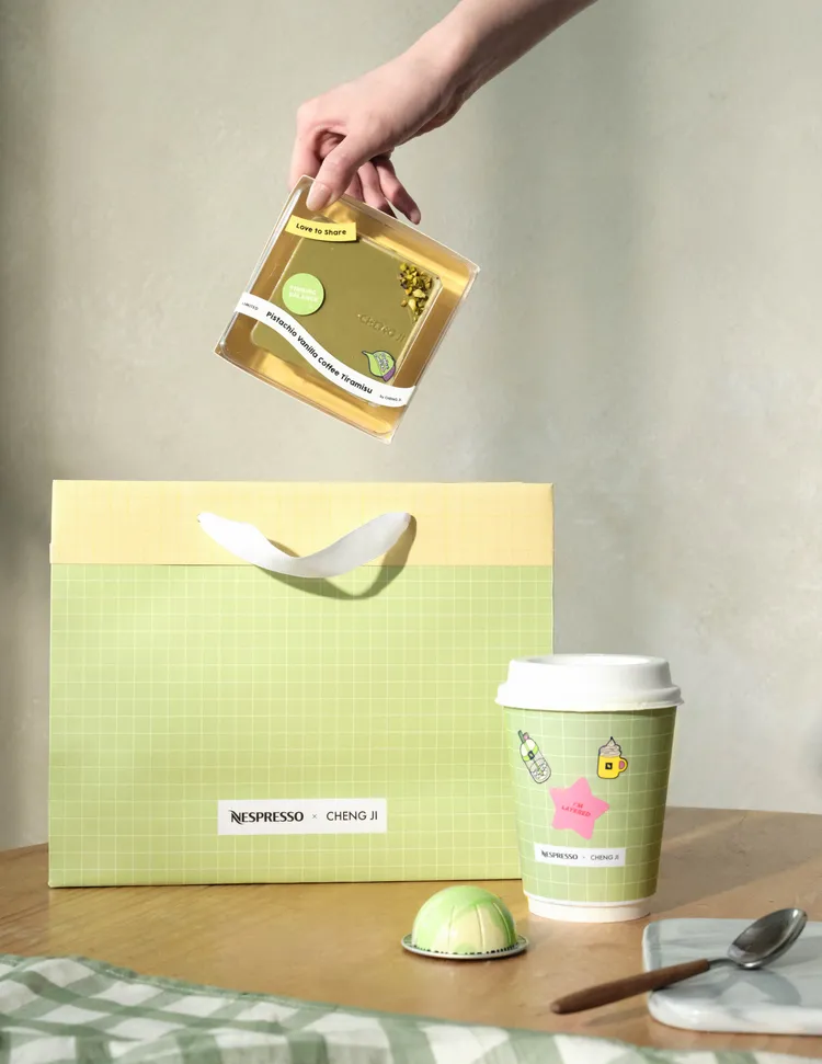 冰咖必備！Nespresso 攜手承繼CHENG JI推出聯名「開心加倍夏日外帶組合」（售價250元）。業者提供