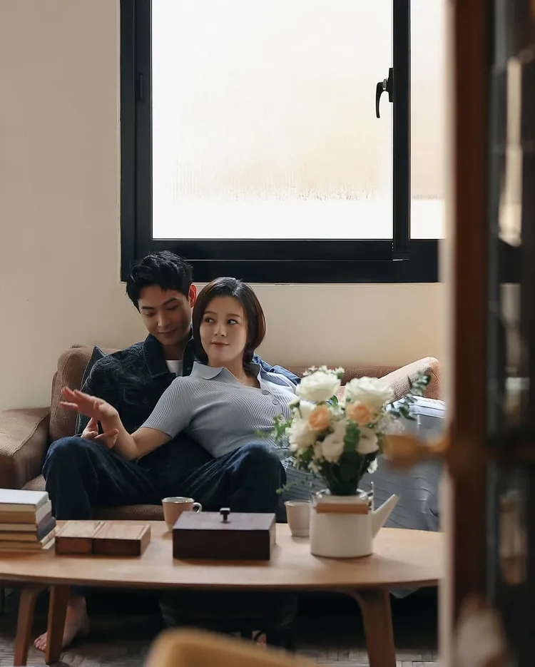 換上水藍色針織洋裝的劉品言，幸福躺在連晨翔懷中秀恩愛。翻攝翻劉品言IG