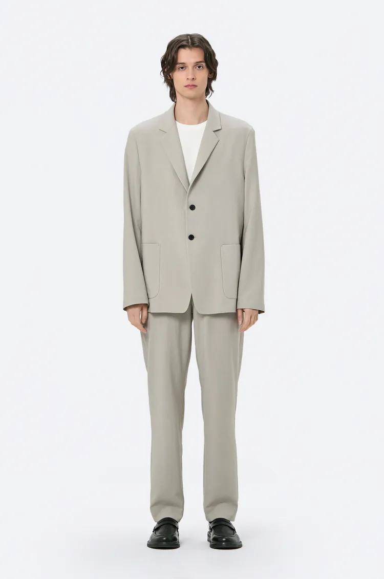 Club Monaco岩石灰男士西裝外套1萬9900元、岩石灰西裝褲1萬1900元、白色棉質上衣3900元。品牌提供