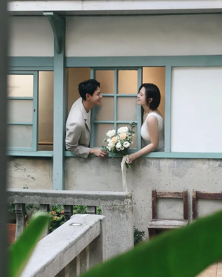 劉品言穿著白色針織洋裝，與穿著西裝外套的連晨翔深情對望。翻攝翻劉品言IG