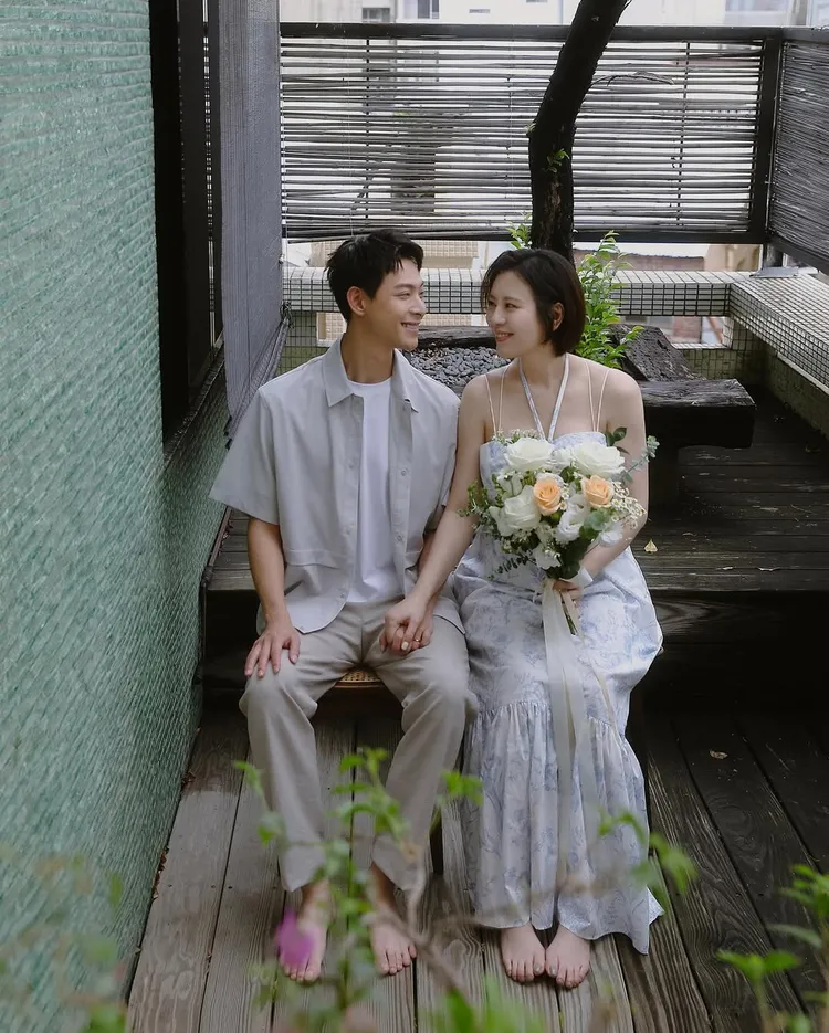 劉品言手拿捧花、並套上Club Monaco碎花洋裝當起浪漫新娘。翻攝劉品言IG