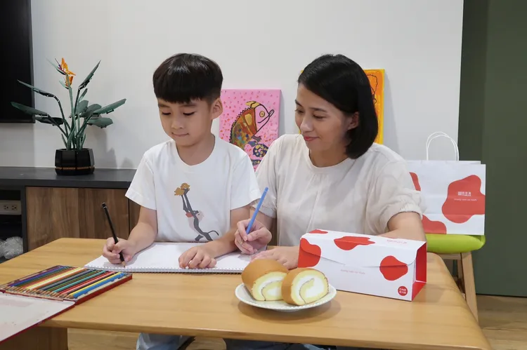 亞尼克整理家長票選陪伴增溫甜點，首推「亞尼克原味生乳捲」，讓親子活動互動更甜蜜。業者提供