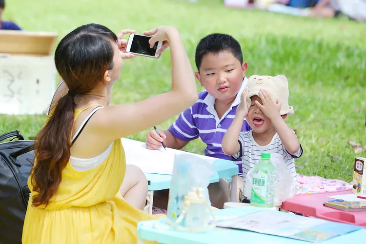 亞尼克鼓勵家長不滑手機，改以紀錄親子美好回憶，舉辦粉絲團「愛的拍手-攝影活動」有機會抽父親節蛋糕。業者提供