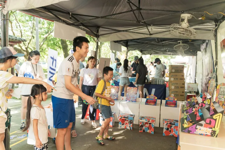 亞尼克第21屆寫生比賽當日現場集結數個創意攤位、遊戲闖關抽獎。業者提供