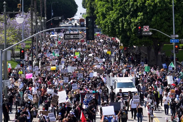 抗議人潮源源不斷。美聯社