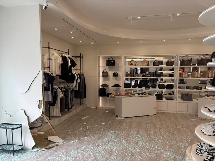 台中市北屯區一家精品店遭人「倒車砸店」，警方已鎖定特定對象偵辦中。民眾提供