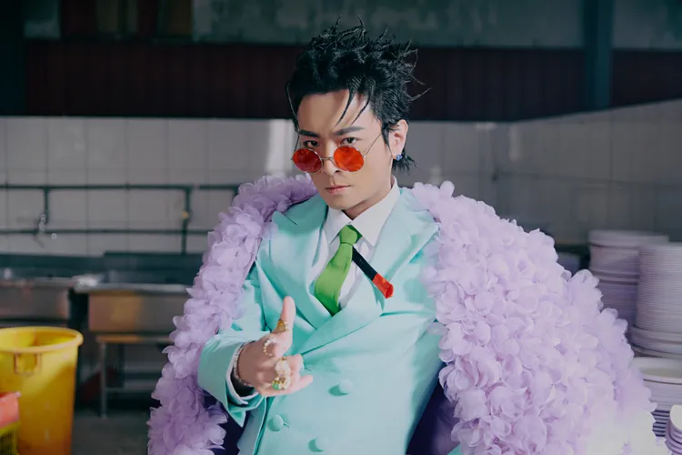 Toro在MV中飾演浮誇大老闆。相信音樂提供