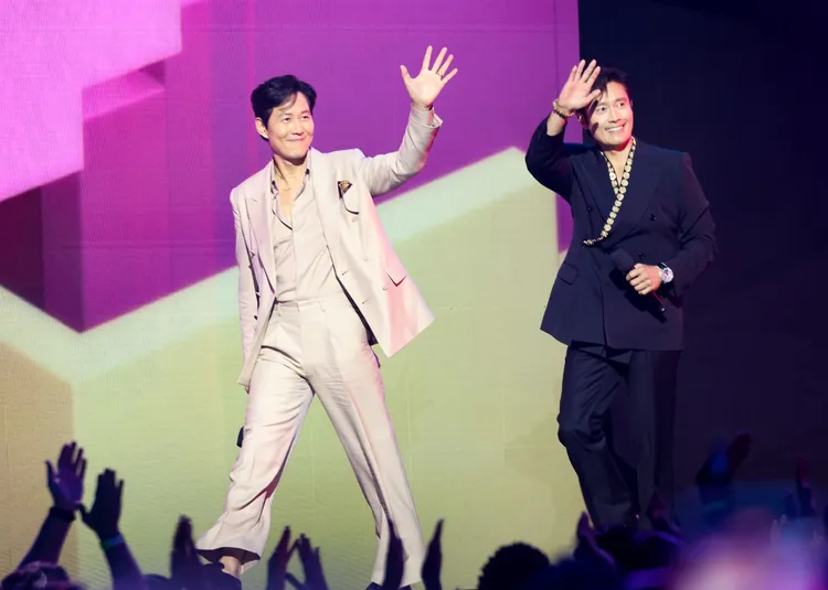 李政宰（左）、李秉憲向粉絲揮手致意。Netflix提供