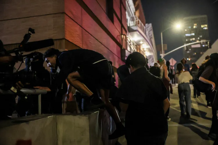 警方稱拘捕數十名示威者。路透社