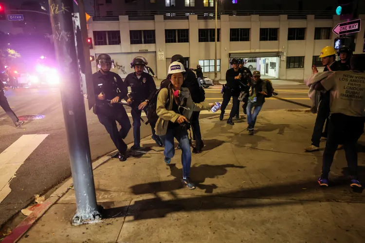 宵禁實施後，洛杉磯市中心示威者減少，只有媒體記者和員警。路透社