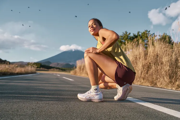 GEL-KAYANO 32搭載不對稱鞋翼支撐結構、全新工程彈性針織網布，且足跟差較前代降低2mm。品牌提供