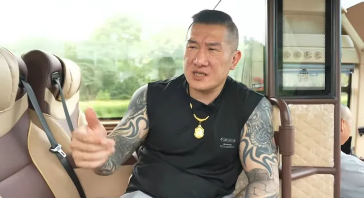 館長近日到中國參訪旅遊引起話題。翻攝館長惡名昭彰YouTube
