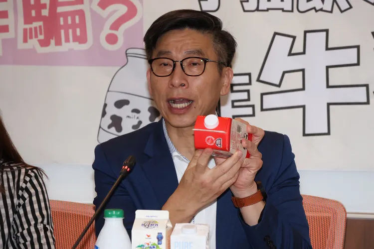 鍾佳濱強調，若是僅以名稱區別鮮乳與其他乳製品之差異，但包裝無明顯區別，恐對一般消費者來說仍有難度。記者莊宗達攝